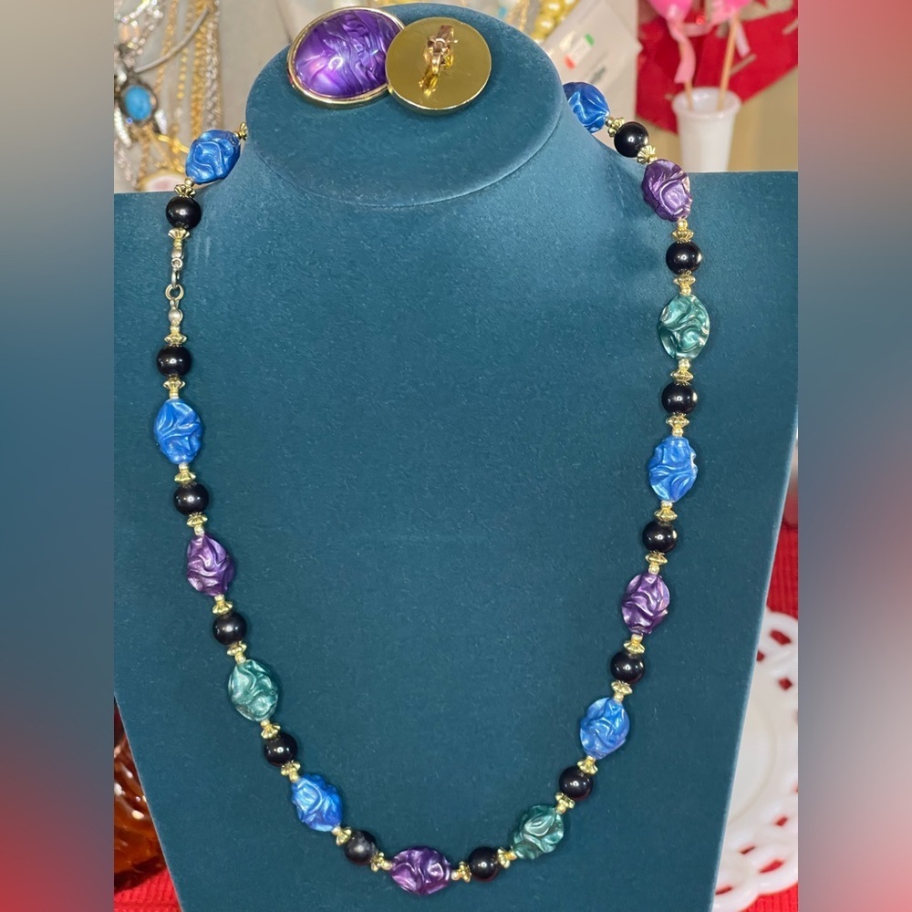 Vintage plastic necklace & earrings set